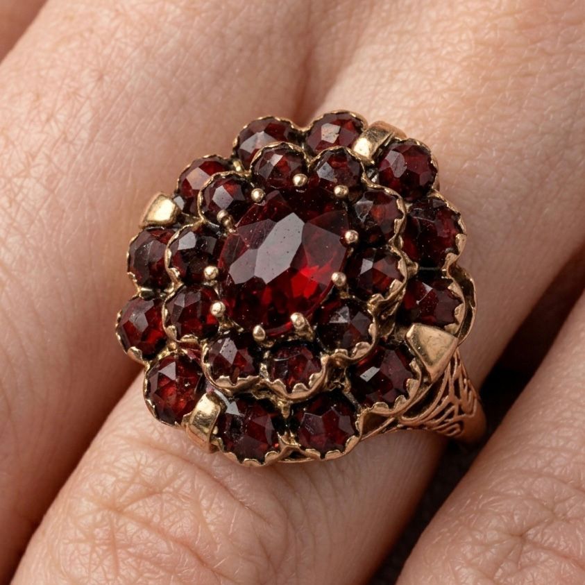 ANILLO DE ORO 18K TIPO RACIMO C/ GRANATES