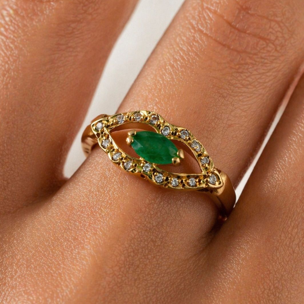 ANILLO DE ORO 18K CON ESMERALDA Y BRILLANTES CORTE MARQUISE