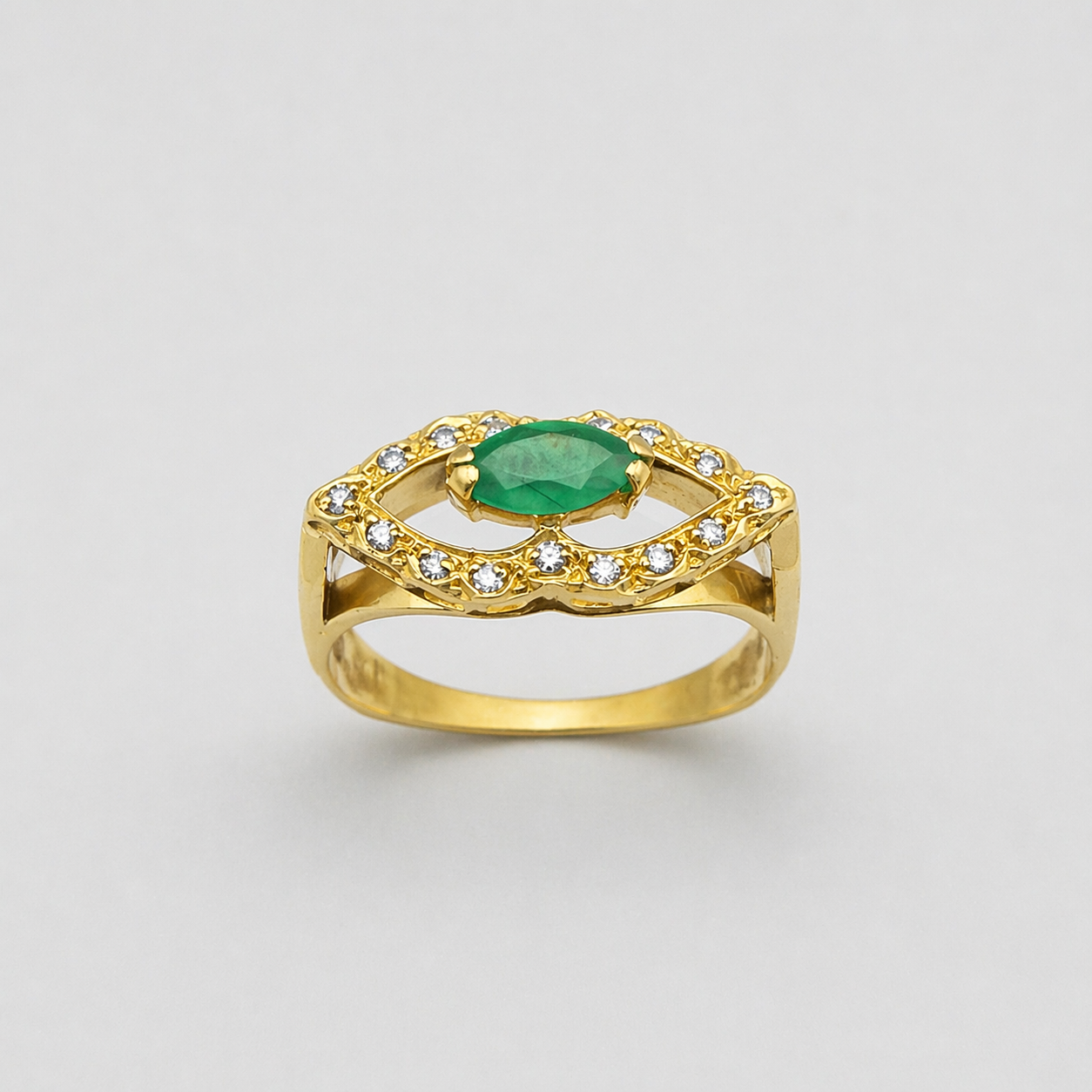 ANILLO DE ORO 18K CON ESMERALDA Y BRILLANTES CORTE MARQUISE