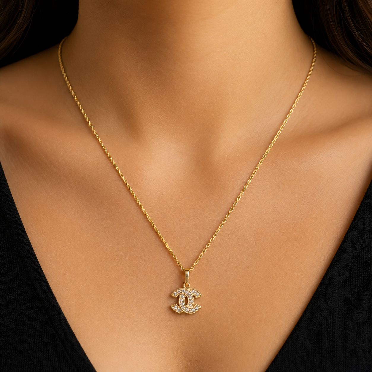 CONJUNTO DE ORO 18 KILATES CON DIJE LOGO CHANEL Y ZIRCONES