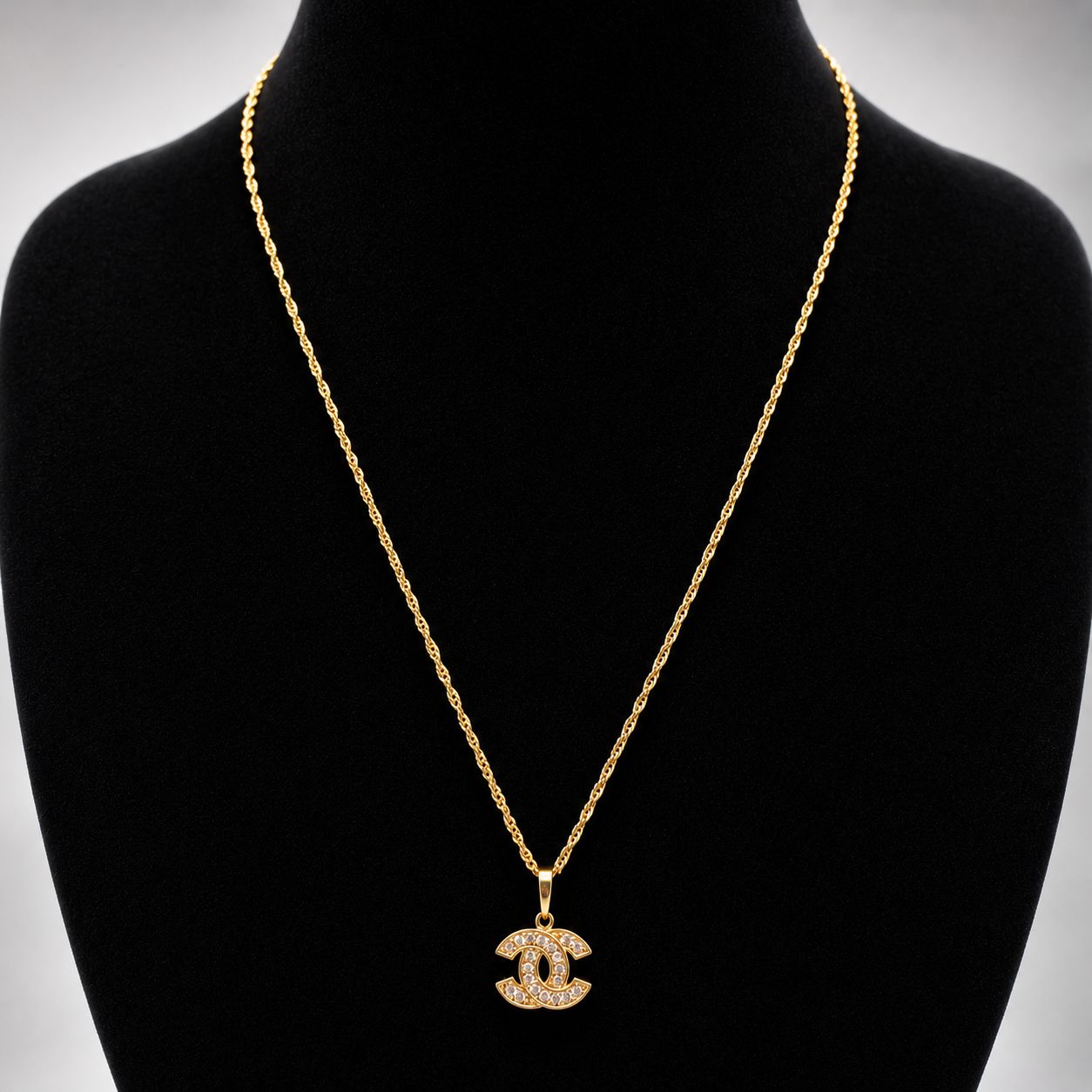 CONJUNTO DE ORO 18 KILATES CON DIJE LOGO CHANEL Y ZIRCONES