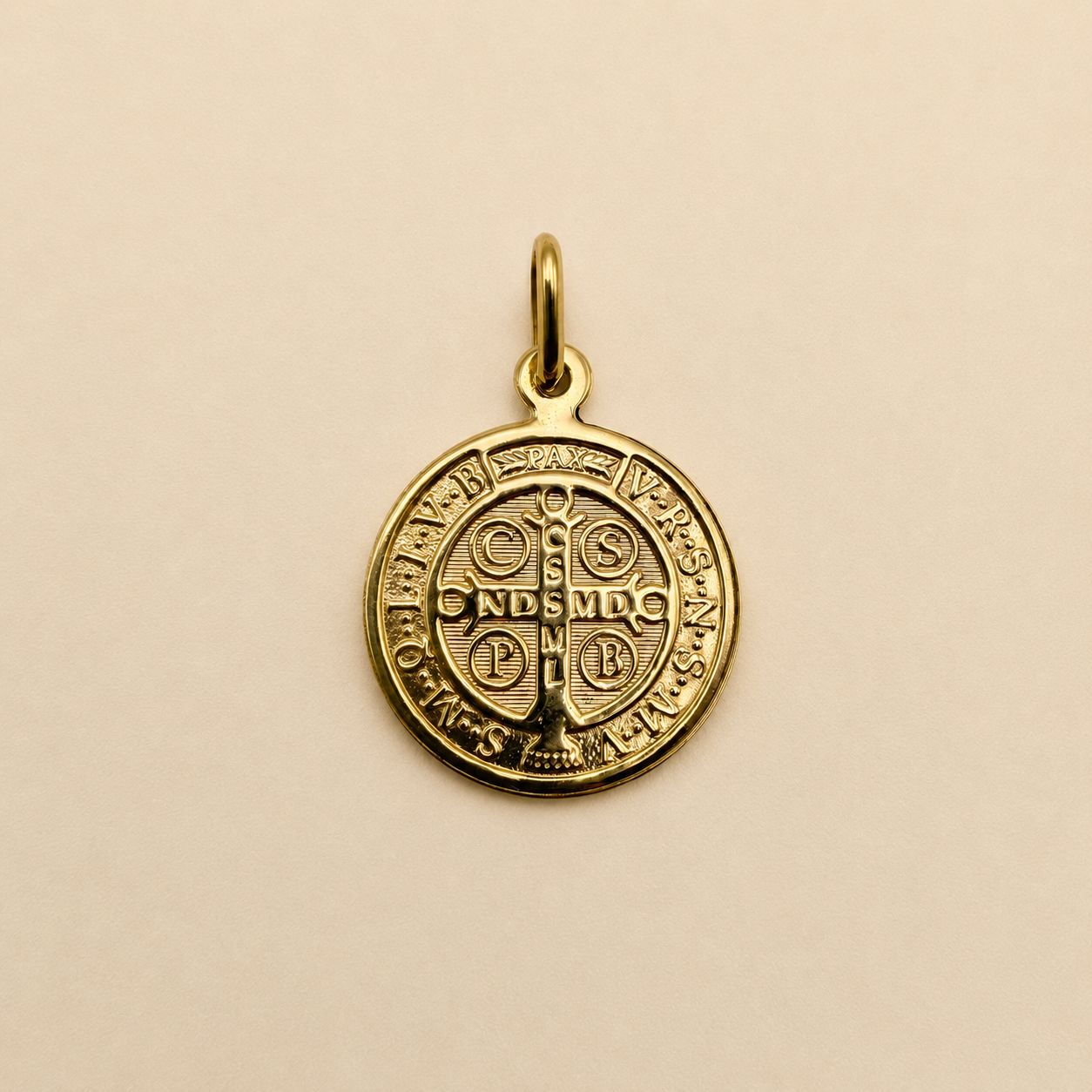 DIJE SAN BENITO DE ORO 18K