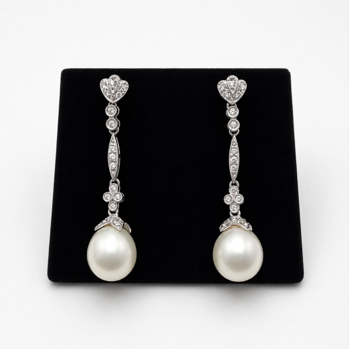 AROS COLGANTES CON PERLAS NATURALES EN ORO BLANCO 18K