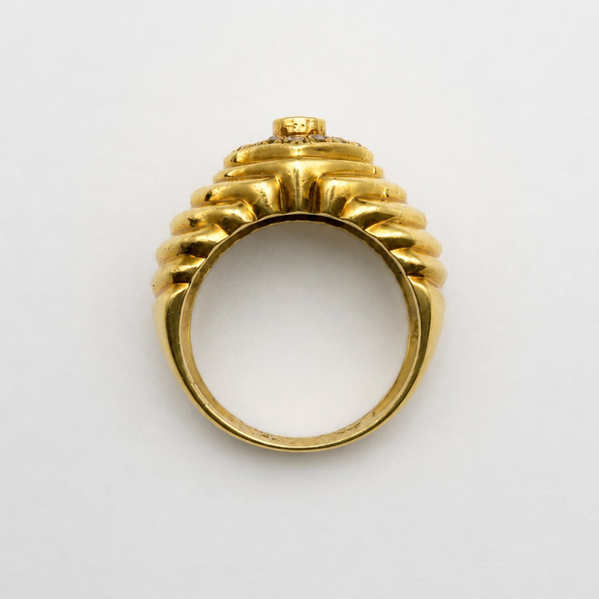 ANILLO VINTAGE ORO 18 KILATES CON PIEDRA ROJA CENTRAL Y CIRCONES