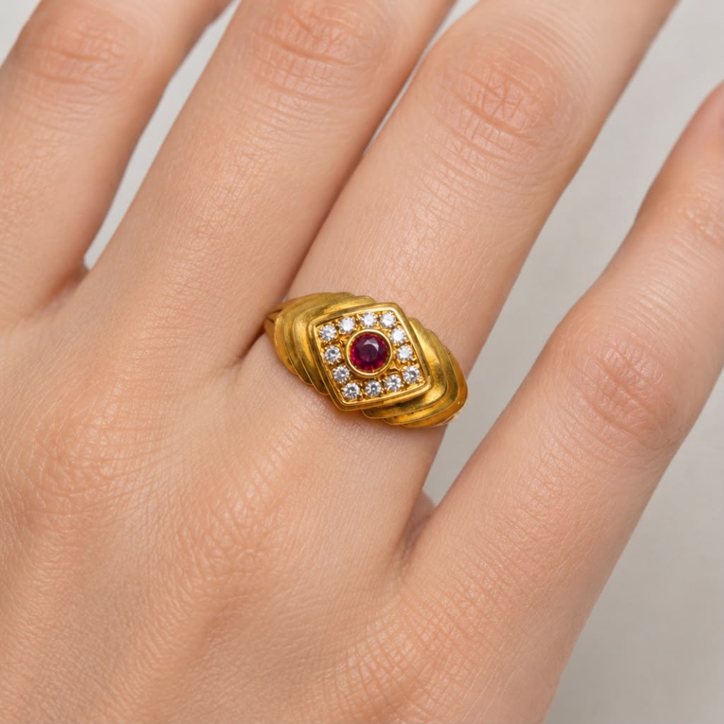 ANILLO VINTAGE ORO 18 KILATES CON PIEDRA ROJA CENTRAL Y CIRCONES
