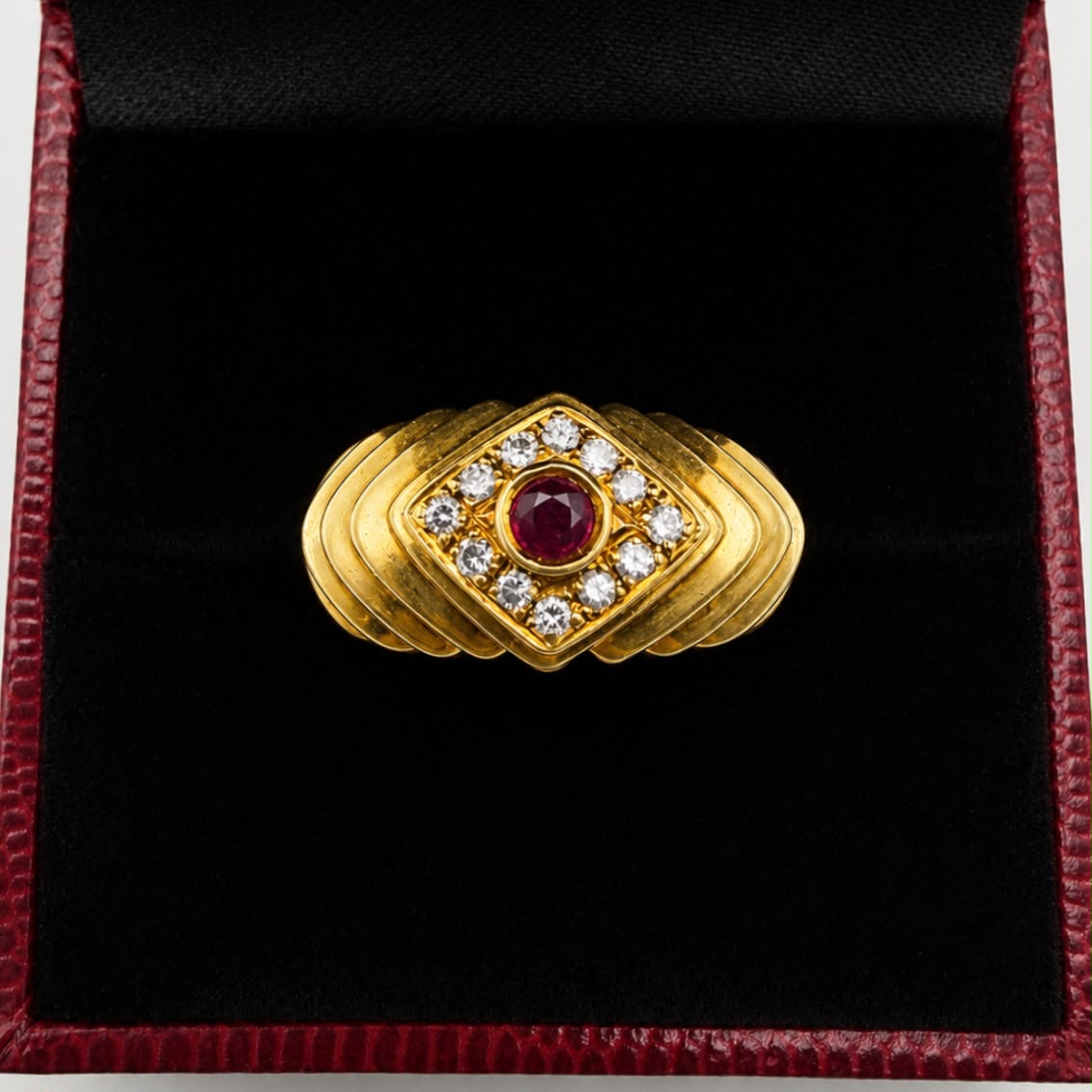 ANILLO VINTAGE ORO 18 KILATES CON PIEDRA ROJA CENTRAL Y CIRCONES