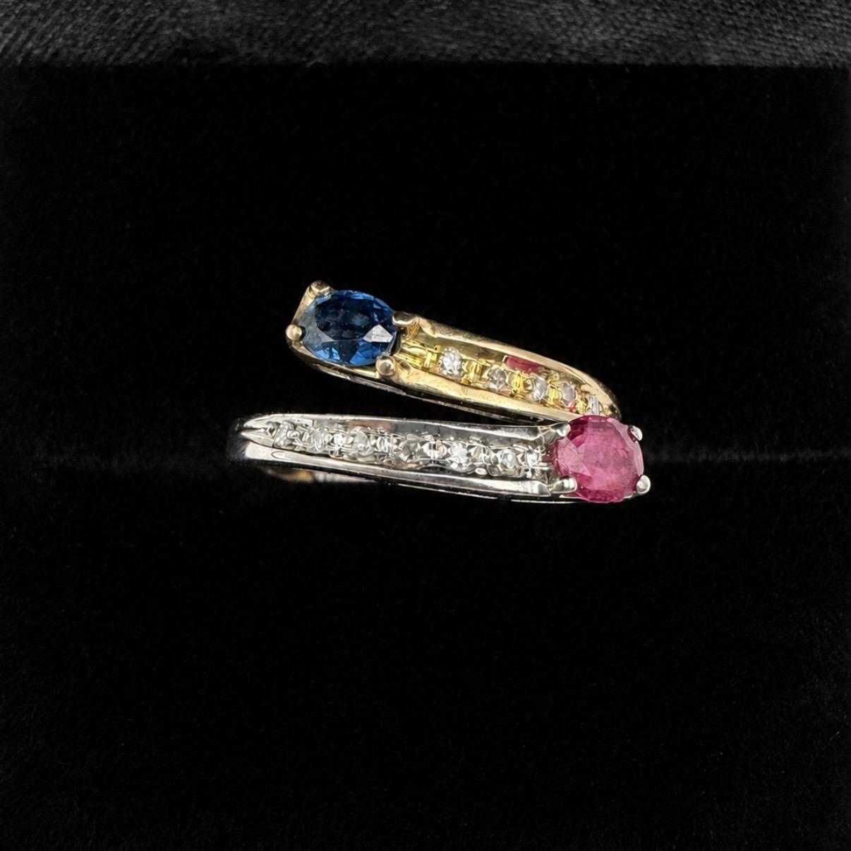 ANILLO BICOLOR ORO 18 KILATES CON PIEDRAS AZUL Y ROSADA