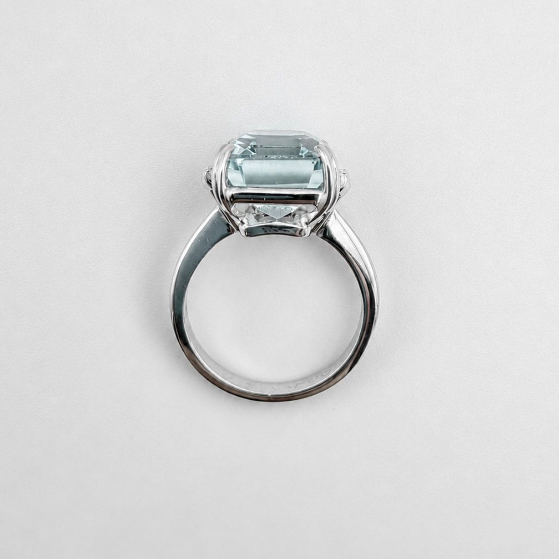 ANILLO ORO BLANCO 18 KILATES CON AGUAMARINA Y BRILLANTES