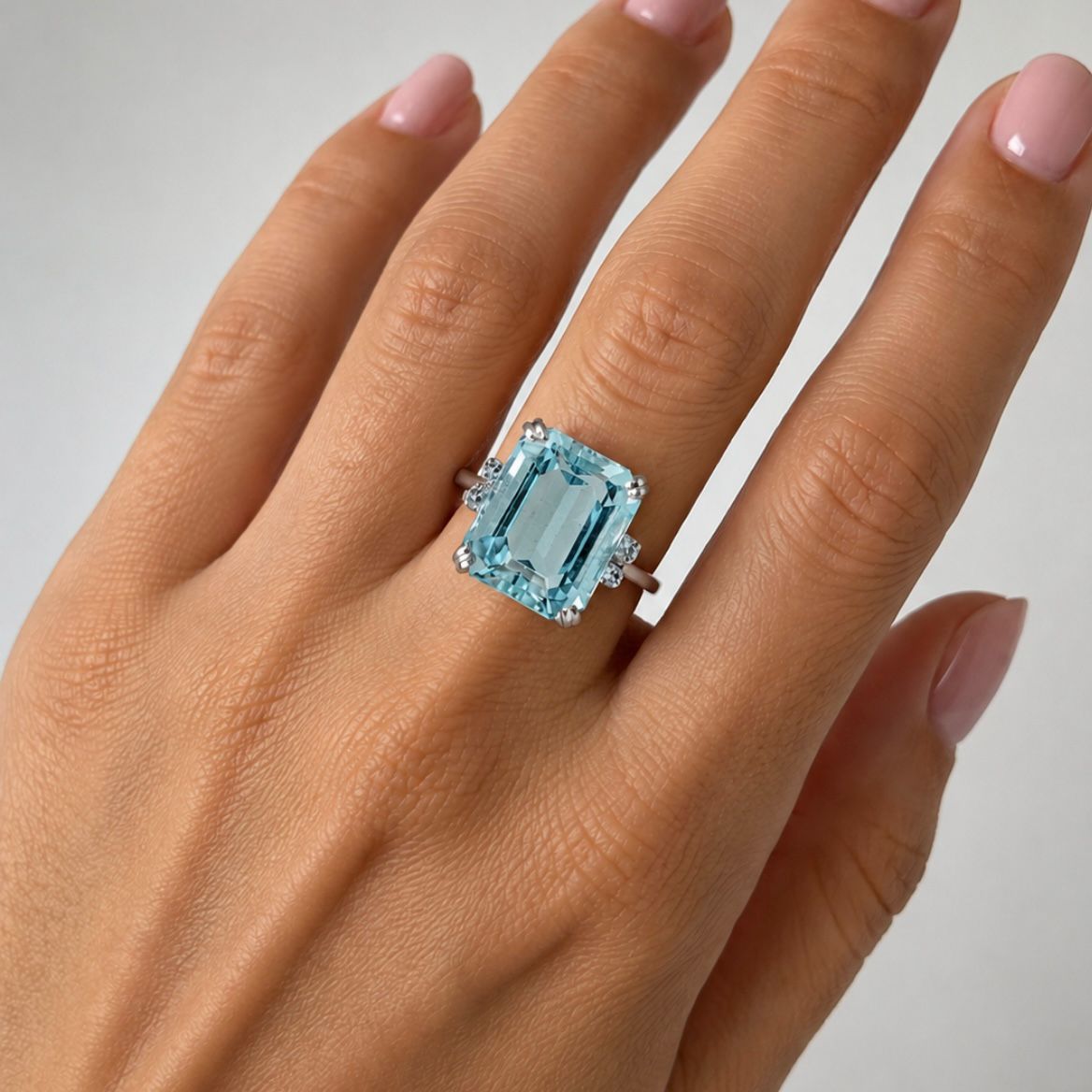 ANILLO ORO BLANCO 18 KILATES CON AGUAMARINA Y BRILLANTES