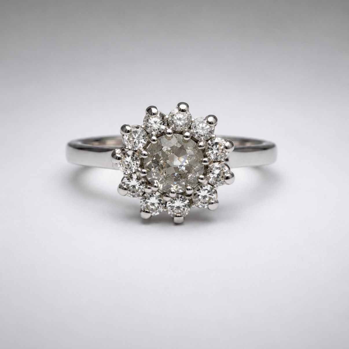 ANILLO ROSETA DE BRILLANTES EN ORO BLANCO 18 KILATES