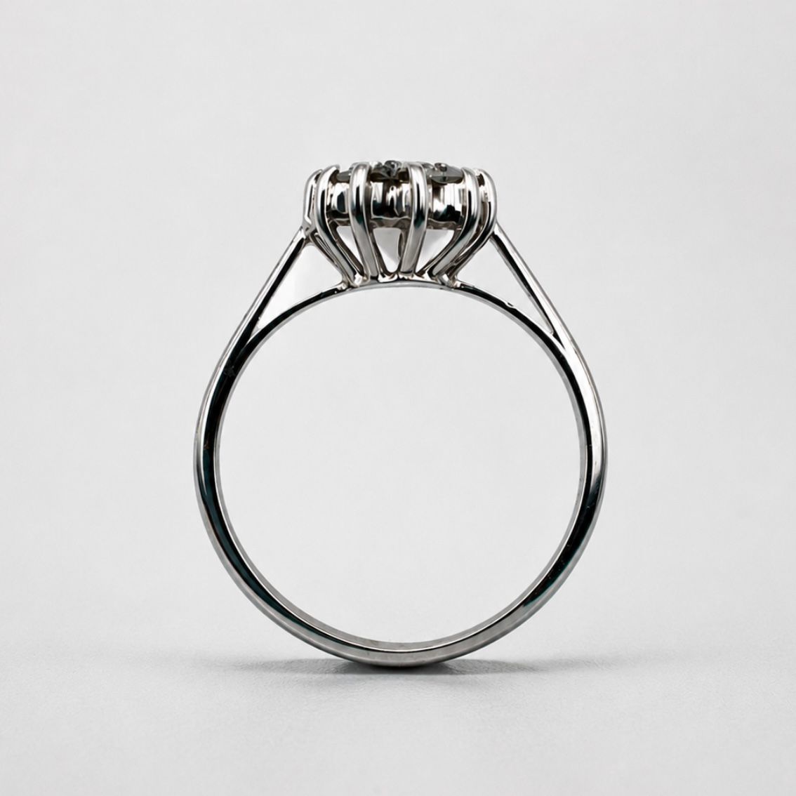ANILLO ROSETA DE BRILLANTES EN ORO BLANCO 18 KILATES