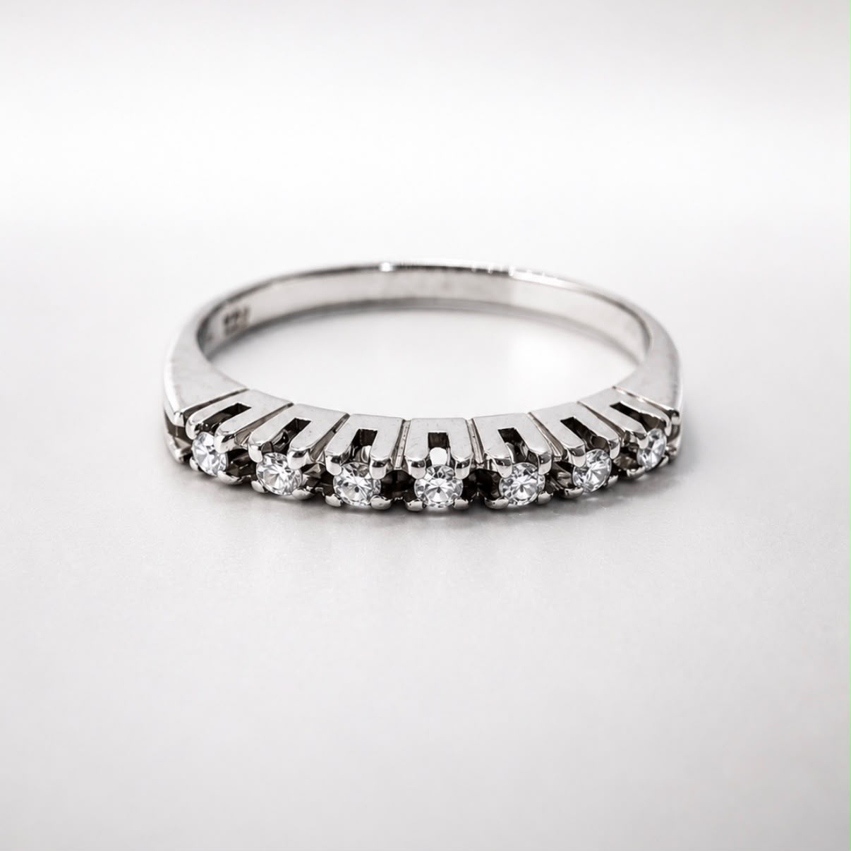 ANILLO MEDIO SIN FIN DE ORO BLANCO 18 KILATES CON BRILLANTES