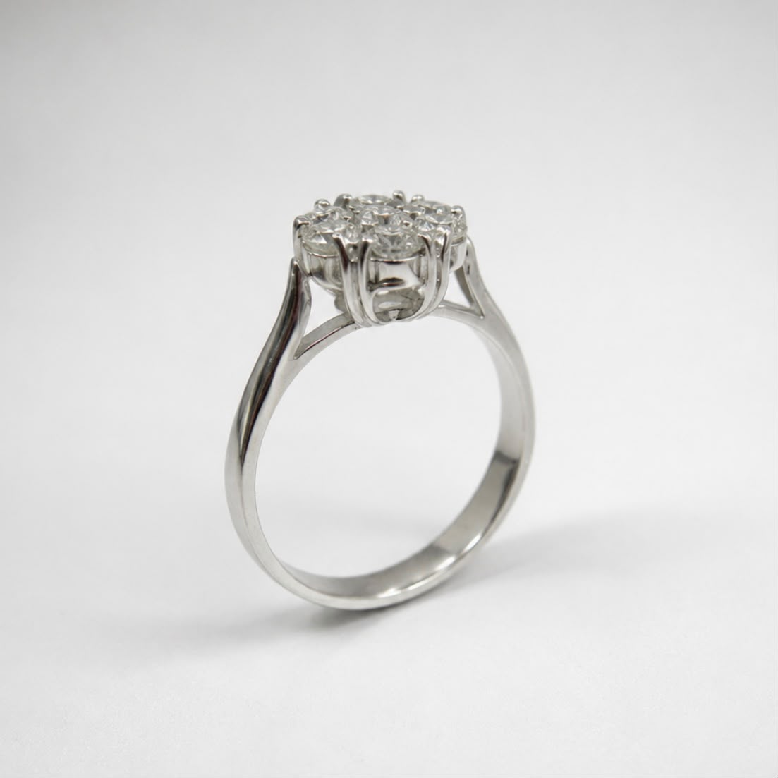 ANILLO ROSETA EN ORO BLANCO 18K CON BRILLANTES
