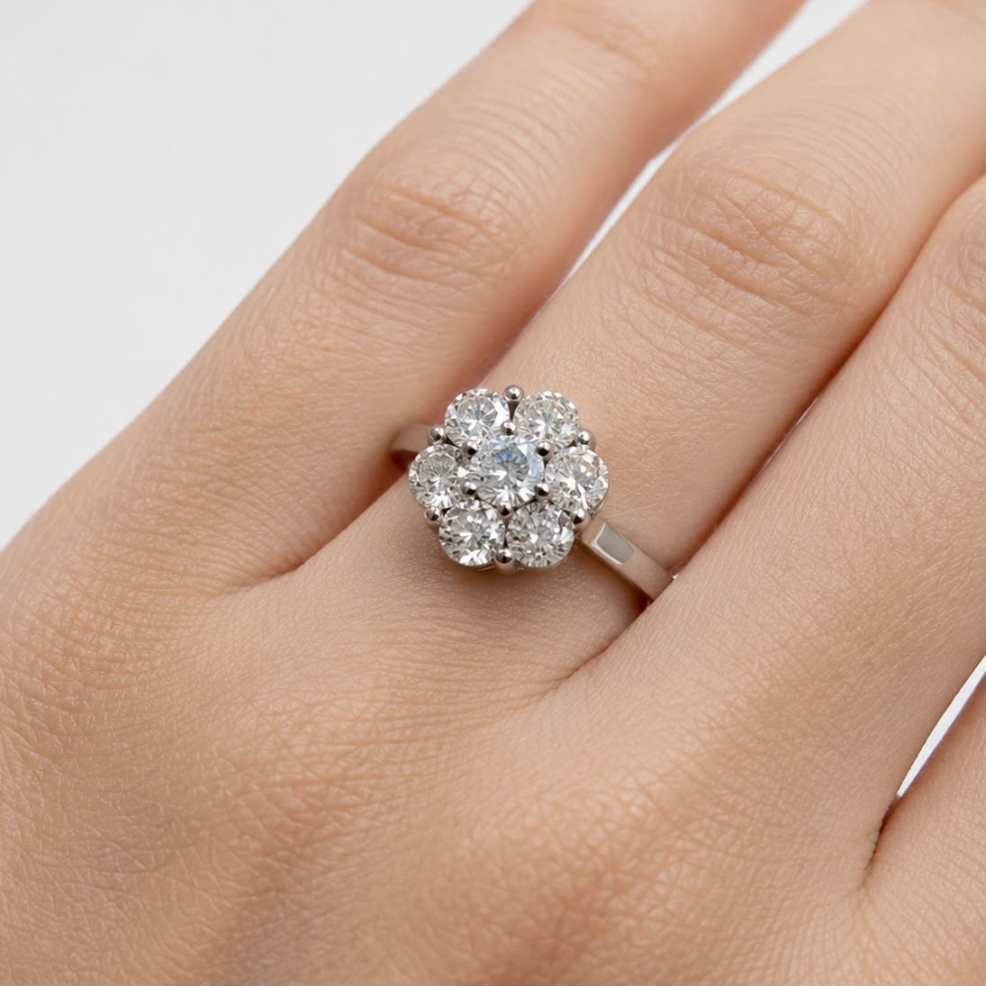 ANILLO ROSETA EN ORO BLANCO 18K CON BRILLANTES