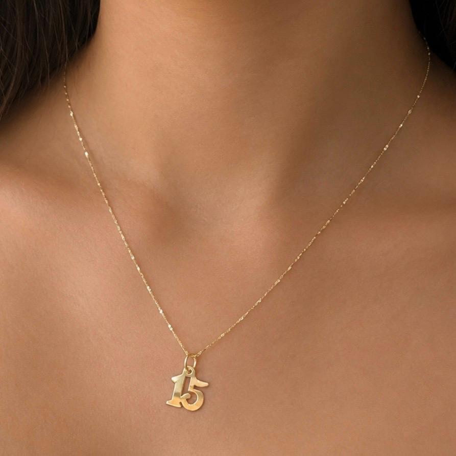CONJUNTO EN ORO 18K CON DIJE NÚMERO 15