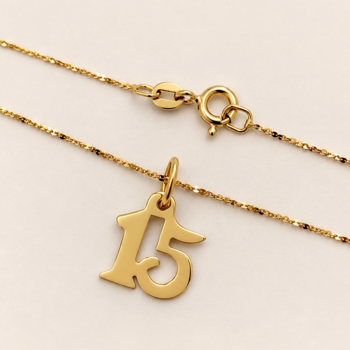 CONJUNTO EN ORO 18K CON DIJE NÚMERO 15