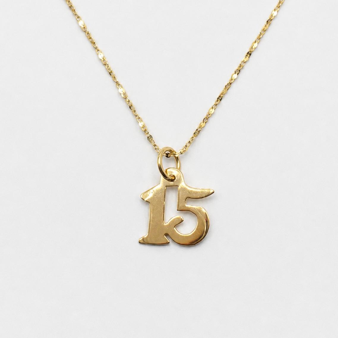CONJUNTO EN ORO 18K CON DIJE NÚMERO 15