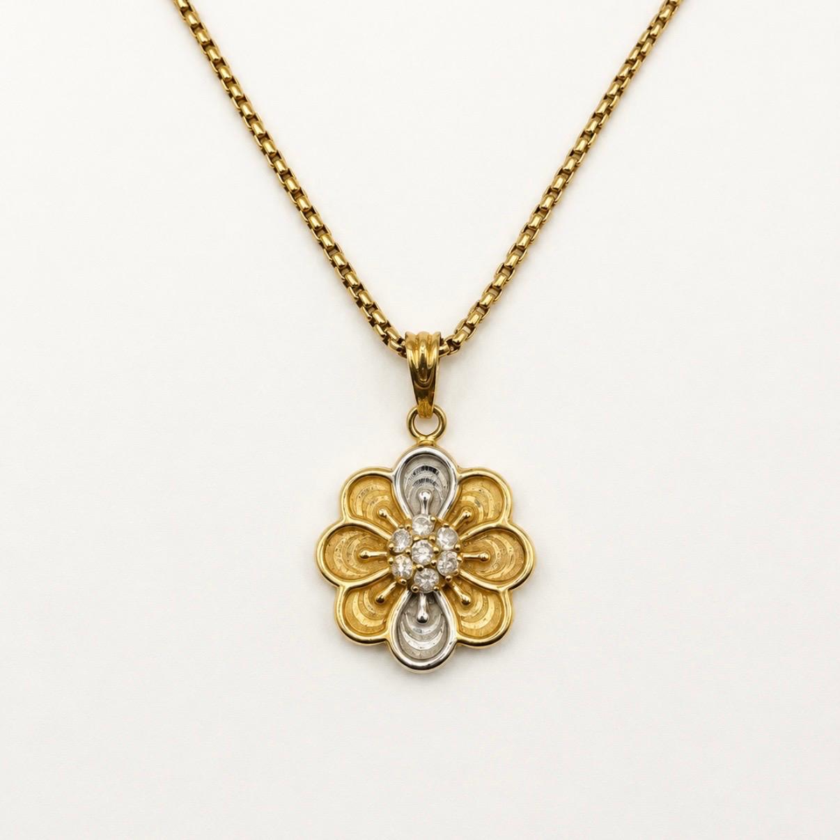 CONJUNTO FLOR TRICOLOR CON CHISPAS DE BRILLANTES EN ORO 18K