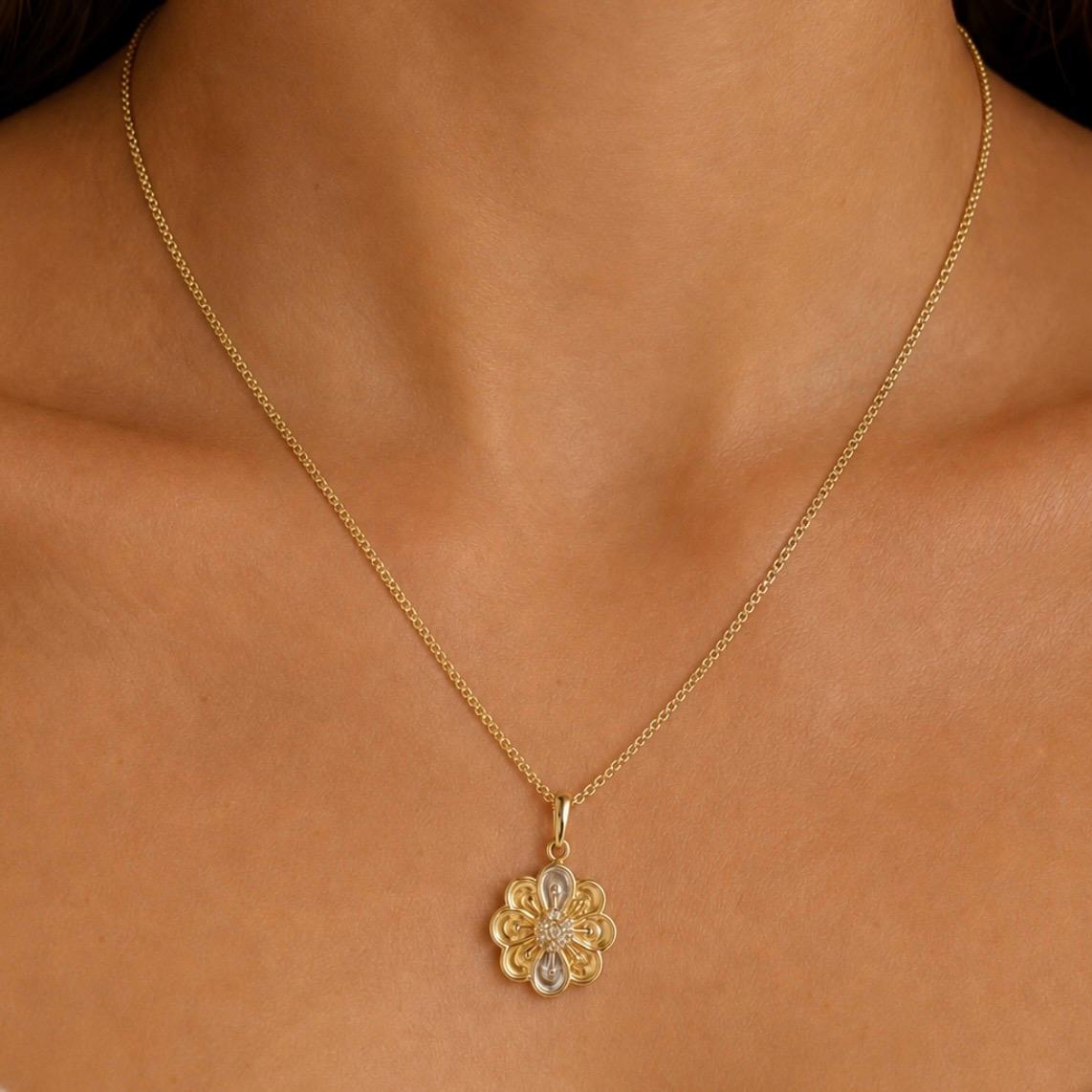 CONJUNTO FLOR TRICOLOR CON CHISPAS DE BRILLANTES EN ORO 18K
