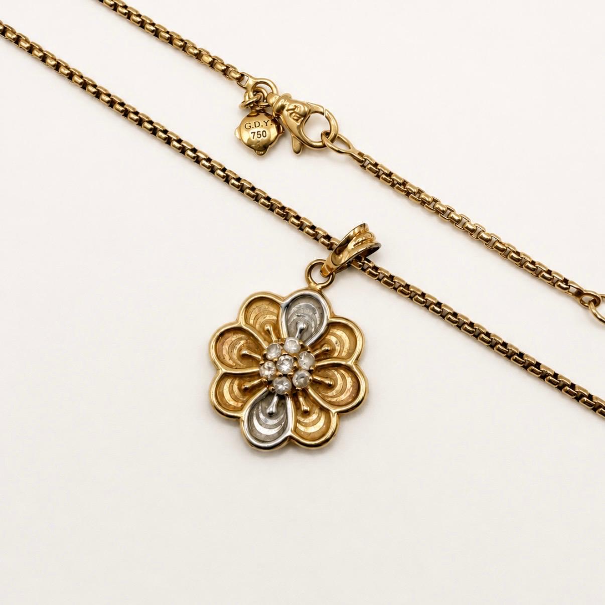 CONJUNTO FLOR TRICOLOR CON CHISPAS DE BRILLANTES EN ORO 18K