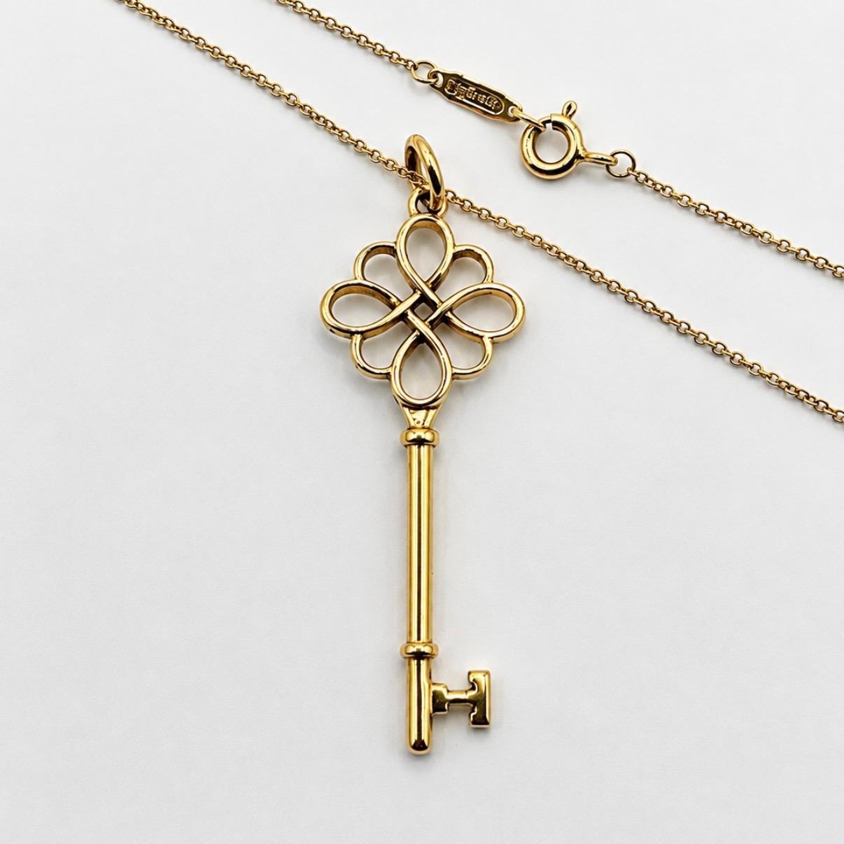 COLLAR TIFFANY & CO. TREFOIL KEY EN ORO 18K