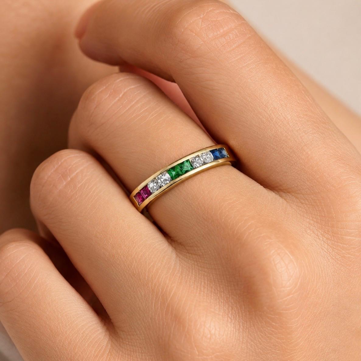 ANILLO MULTIGEMA CON RUBÍES, ESMERALDAS, ZAFIROS Y BRILLANTES EN ORO 18K